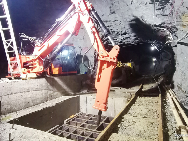 湖南地下金矿山成功在其格筛口安装一台固定式液压碎石机