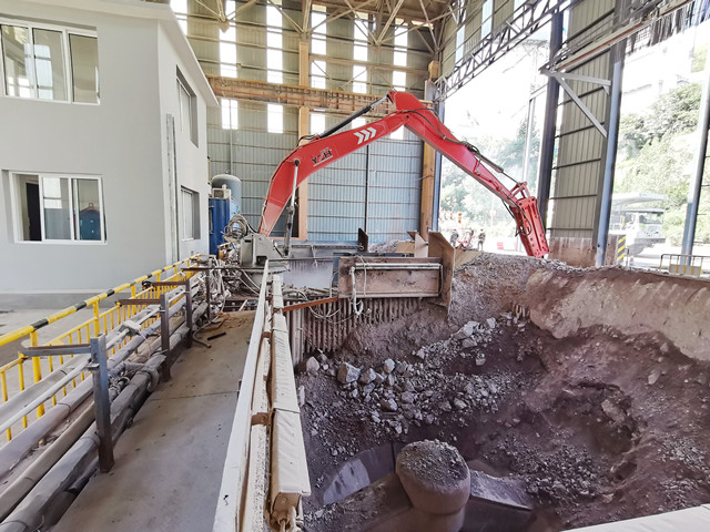 固定式挖掘机械臂协助翻车机顺利完成卸煤任务